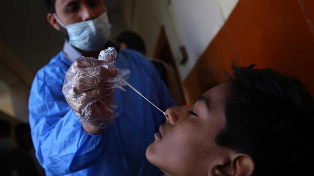 Una prueba PCR a un estudiante en Karachi, Pakistán