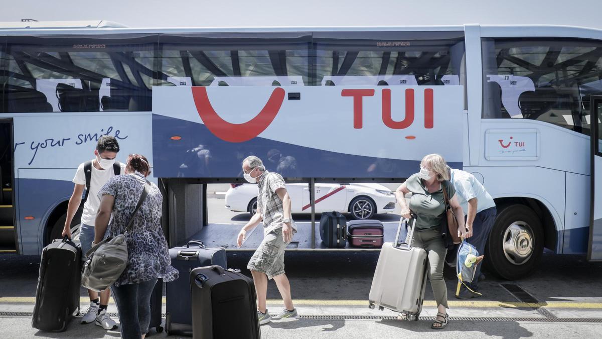 Turistas de TUI en el aeropuerto de Palma.