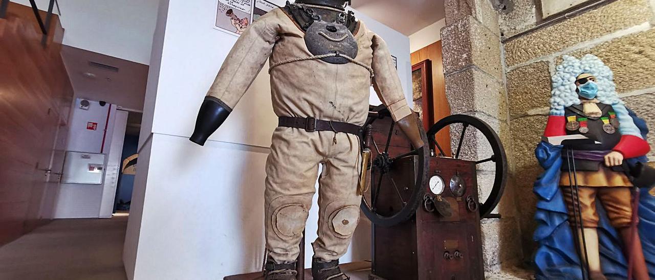 El traje y el compresor de aire, que se pueden ver en la entrada del Museo Massó. |   // SANTOS ÁLVAREZ
