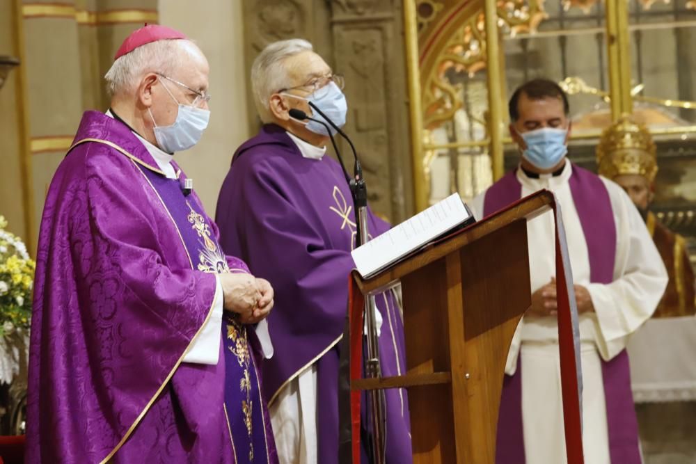 Misa en honor a los fallecidos por coronavirus en la Catedral