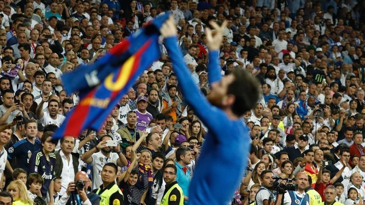 El público del Bernabéu observa, atónito, como Leo Messi le muestra su camiseta tras su gol 500 con el Barça.