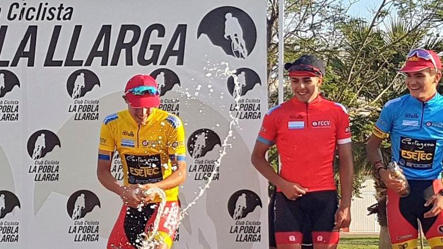 Marcos Hinojosa, con la botella de cava, y Óscar Sánchez celebran sus triunfos