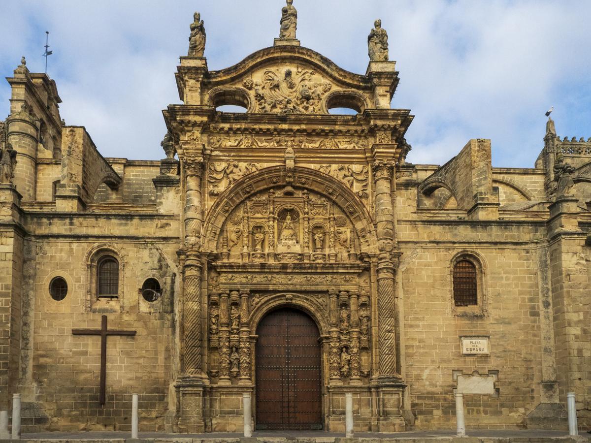 Fachada principal de la Basílica Menor de Nuestra Señora de los Milagros