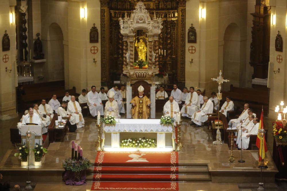 La Concatedral ha acogido hoy la solemne misa, presidida por el obispo Jesús Murgui, con motivo de San Nicolás, patrón de Alicante, según la organización.