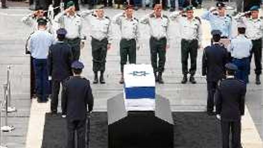 Milers d&#039;israelians acomiaden l&#039;exprimer ministre Ariel Sharon