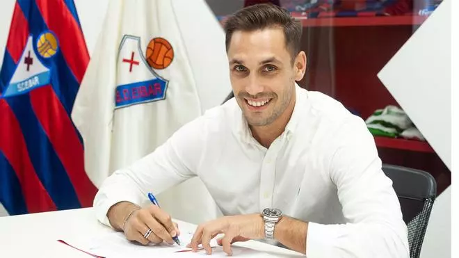 Rober Correa amplía su contrato con el Eibar hasta 2024