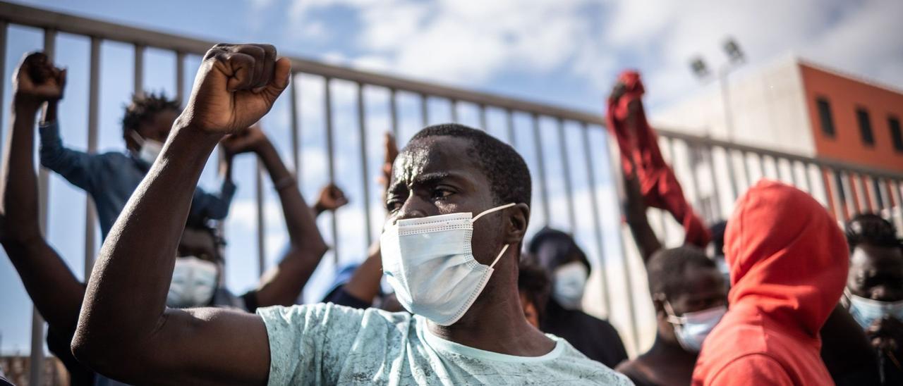 Concentración de migrantes ante la antigua prisión de Tenerife I