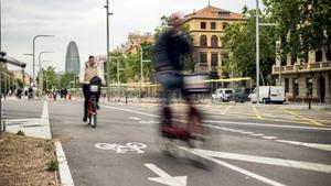 El projecte prioritza el trasllat dels carrils bici de la vorera a la calçada per millorar la mobilitat en bicicleta i incrementar la seguretat dels vianants.