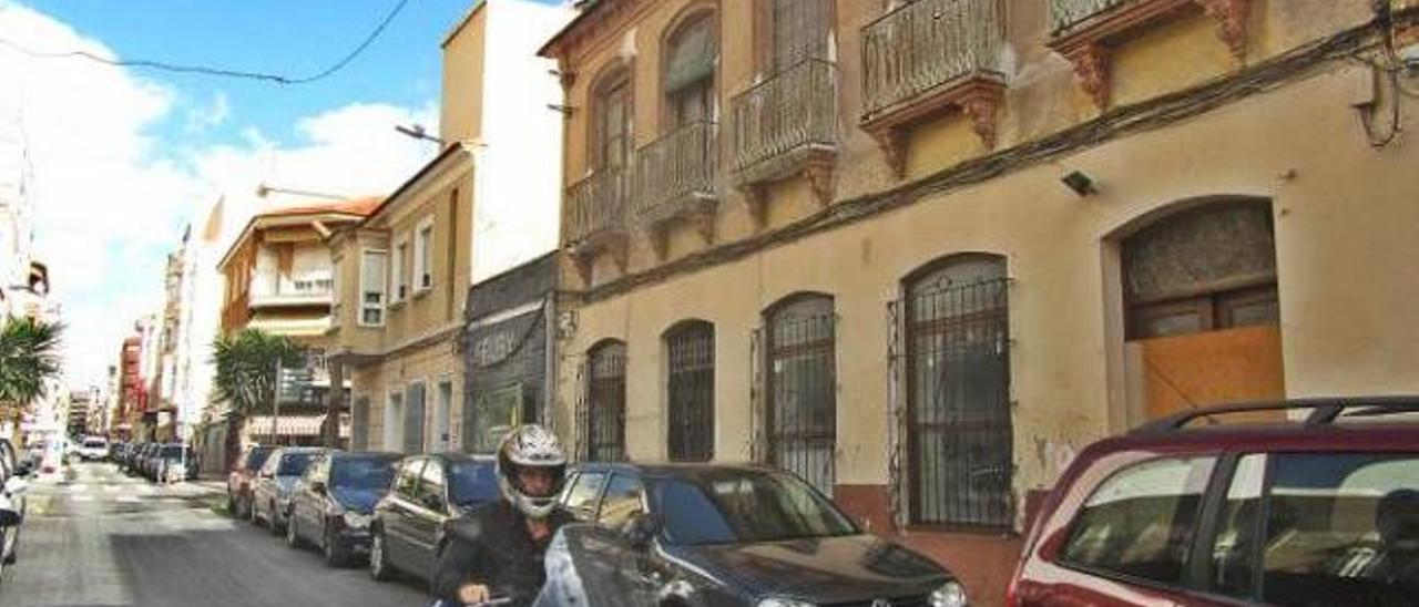 El Ayuntamiento tiene una casa como la de la Fundación López Dols en la misma calle