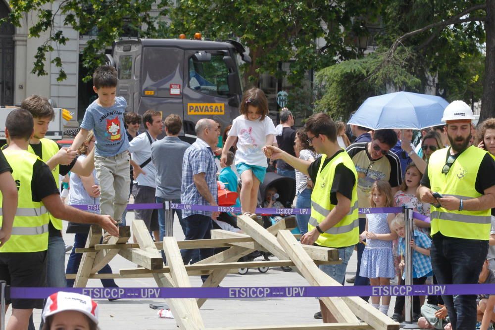 Jornada de ingeniería en la calle, en la plaza del Ayuntamiento de València.