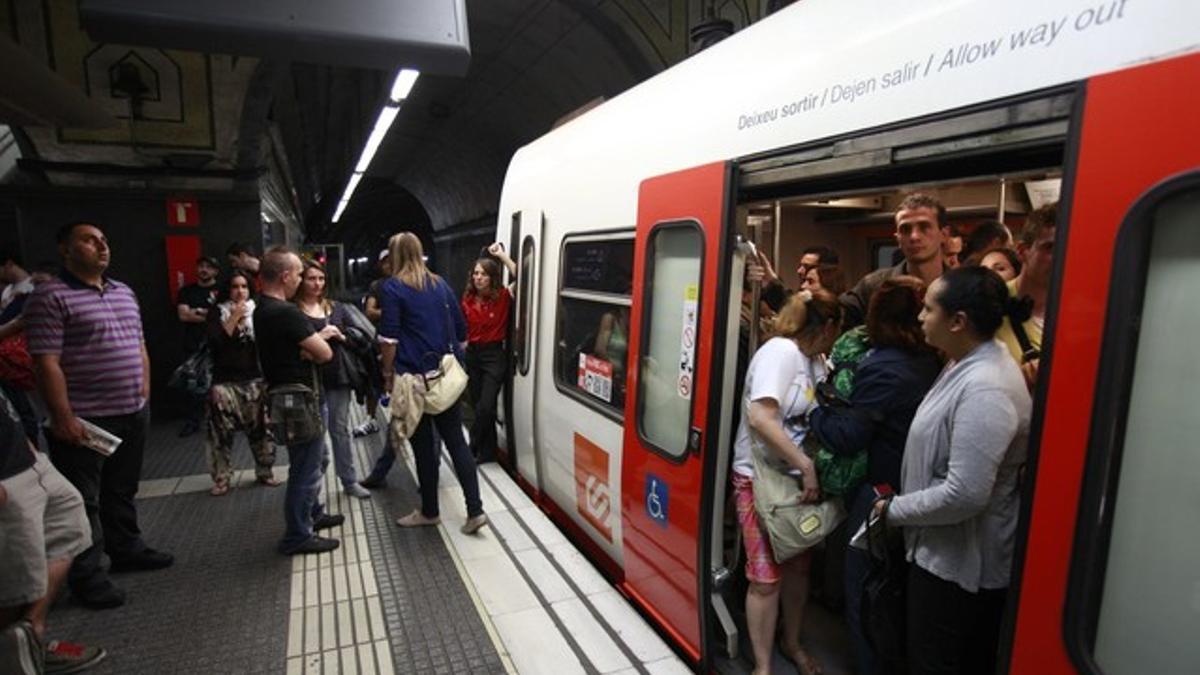 Un convoy de Ferrocarrils, en la estación de plaza de Catalunya, esta mañana.