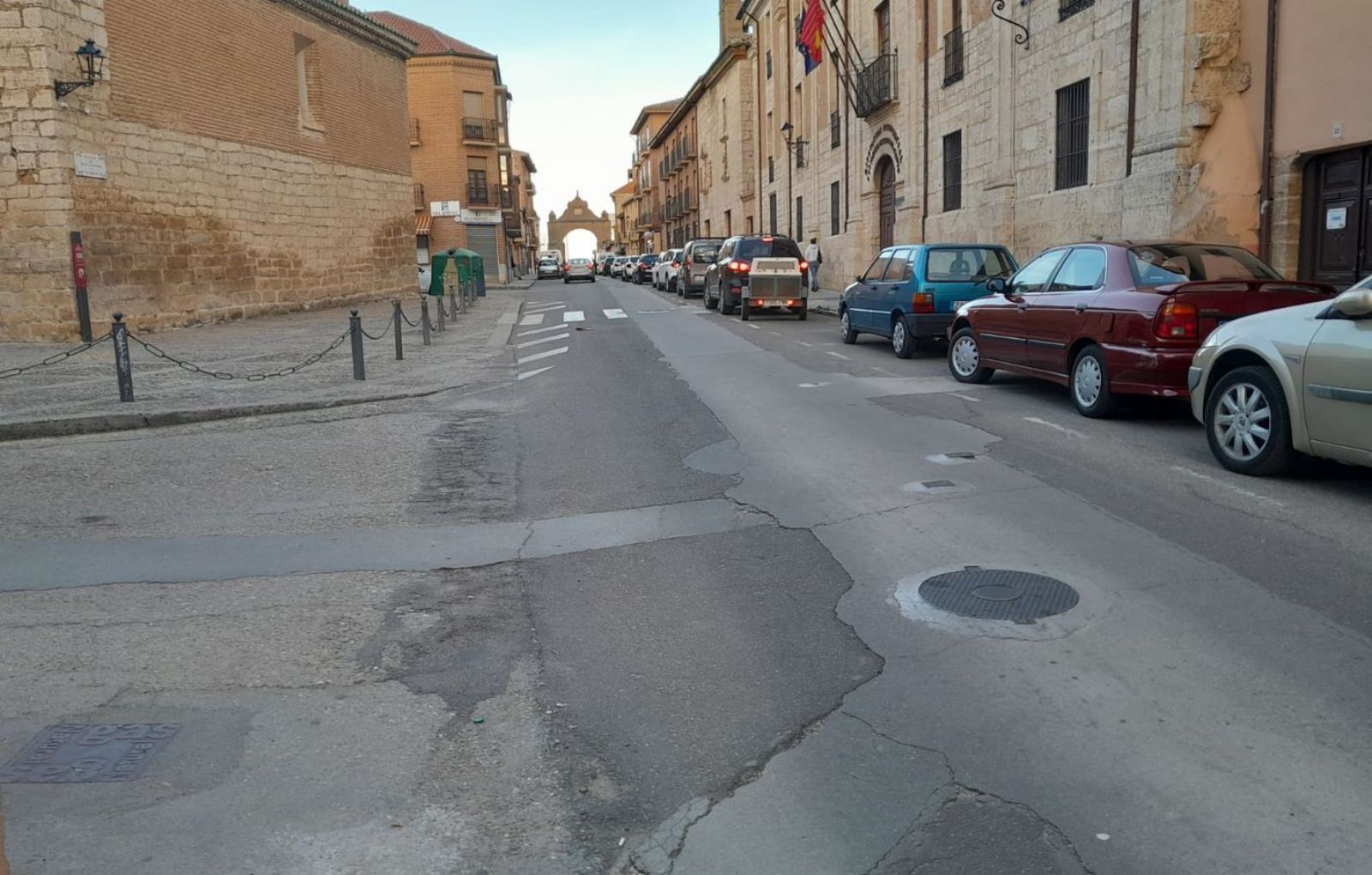 Calle Santa Catalina de Roncesvalles, donde se ejecutarán las obras adjudicadas. |  C. T.