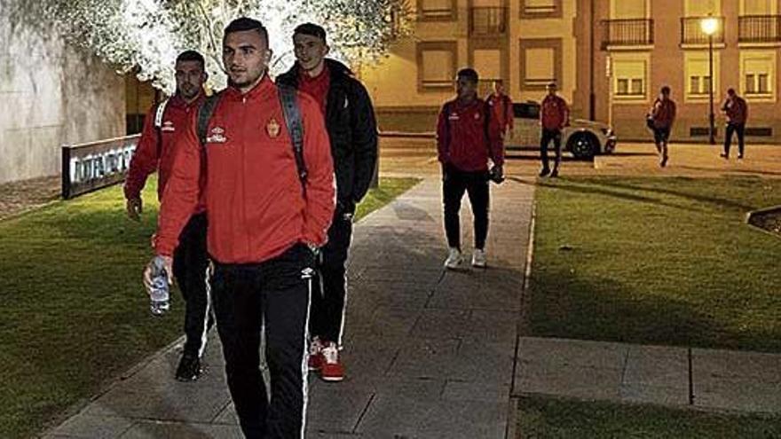 Sedlar, Trajkovski y Budimir, a la llegada del Mallorca al hotel.