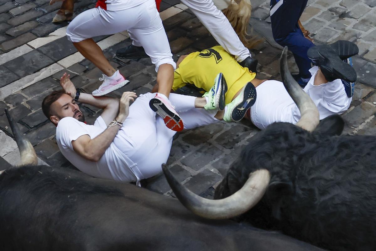 El tercer encierro de los Sanfermines 2026 ha sido rápido y emocionante con bonitas carreras de los corredores. El tercer encierro de los Sanfermines 2026 ha sido rápido y emocionante con bonitas carreras de los corredores.