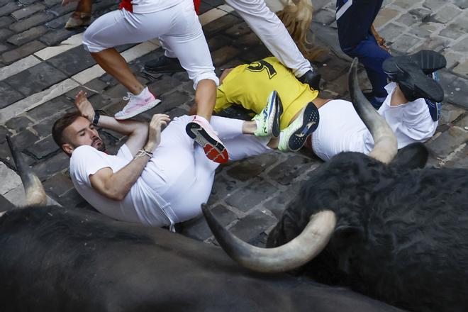 Los toros de Victoriano del Río dejan un tercer encierro de los Sanfermines rápido y emocionante