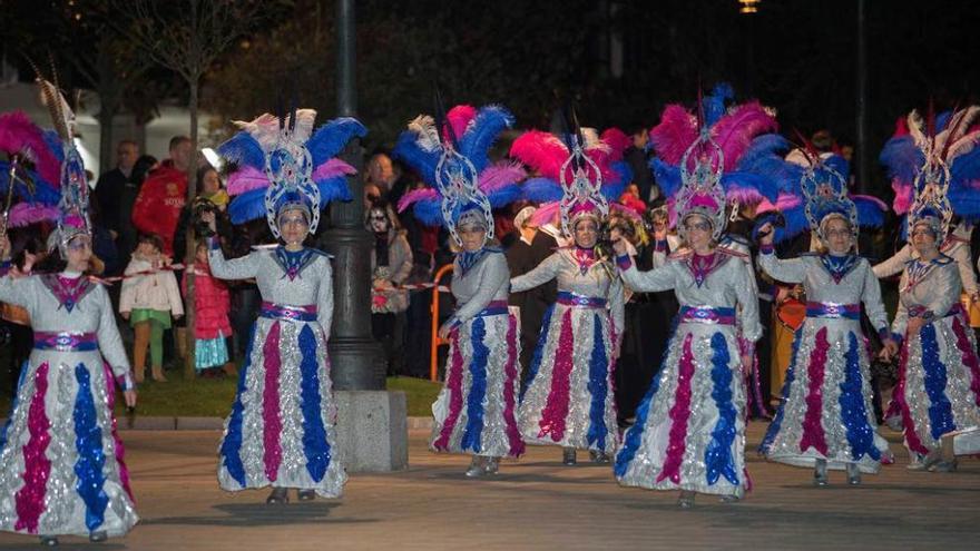 Bailes en el desfile de Carnaval del año pasado en Posada.