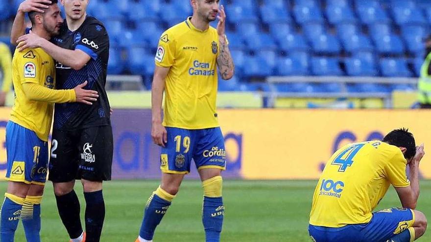 Los jugadores del Las Palmas, desolados al final del partido. // Elvira Urquijo