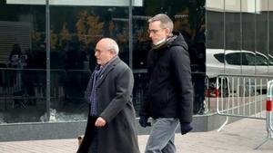 Archivo - Santiago Laiglesia (d) acompañado por su abogado a su entrada a los Juzgado de Sabadell (Barcelona)