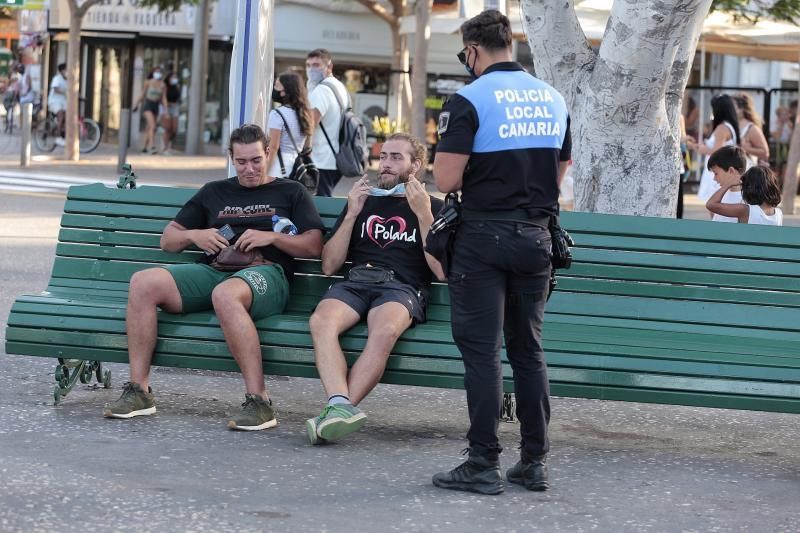 Concentración contra las mascarillas y las vacunas Santa Cruz de Tenerife  | 16/08/2020  | 16/08/2020 | Fotógrafo: María Pisaca Gámez