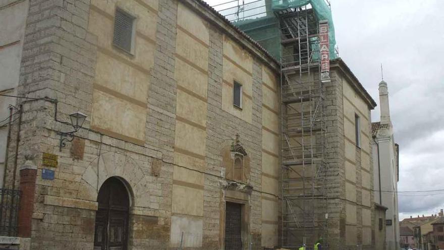 Los alumnos del programa de formación y empleo trabajan en la restauración de las cubiertas del templo.