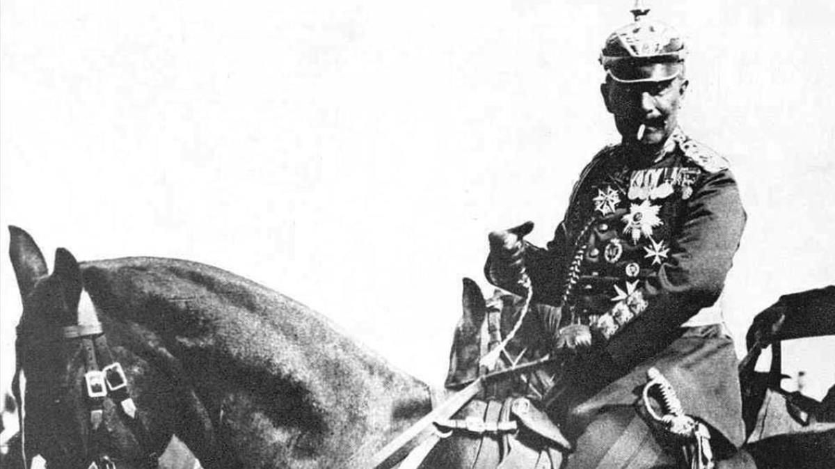 El emperador Guillermo II de Alemania, a caballo durante la Primera Guerra Mundial, último gobernante de la dinastía Hohenzollern.