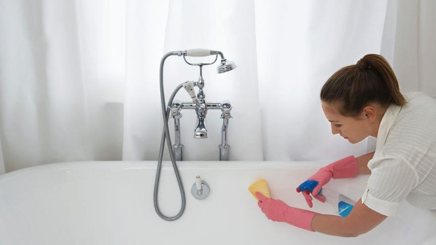 Cómo limpiar la bañera y dejarla impecable: el truco que nunca habrías imaginado