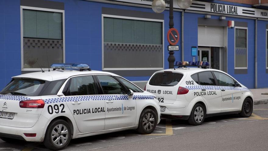 Detenido un conductor que circulaba por La Felguera ebrio y con la puerta del coche abierta