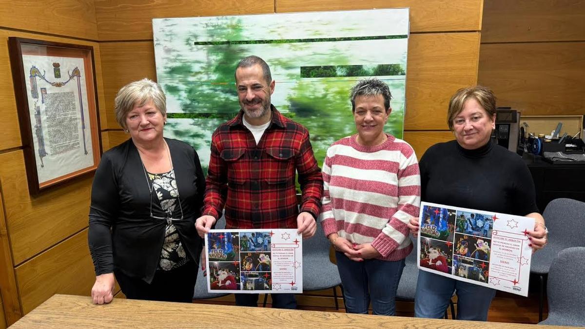 Los ediles, con Dolores Huerta y Rosa María Montes, de la organización.