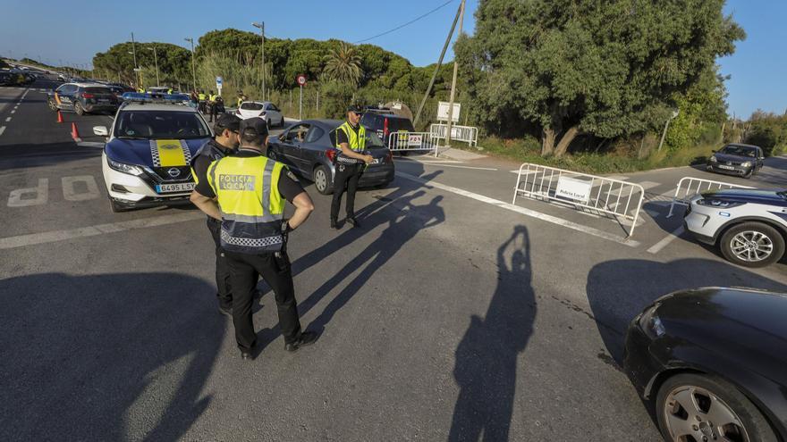 Va a bañarse al Carabassí y le revientan un cristal del coche para robarle