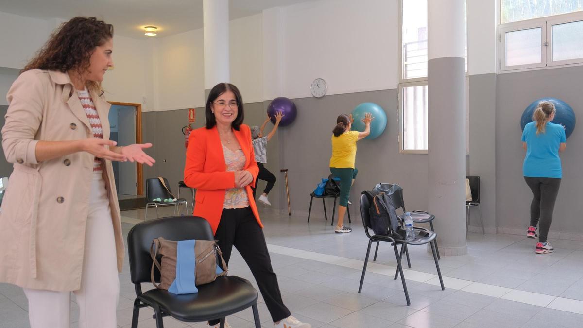 La alcaldesa, Carolina Darias, junto a la concejala Betsaida González, en uno de los talleres de Participación Ciudadana.