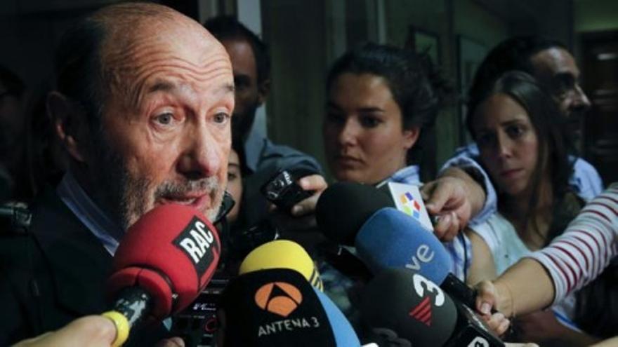 Rubalcaba: "Rajoy gana más que yo"