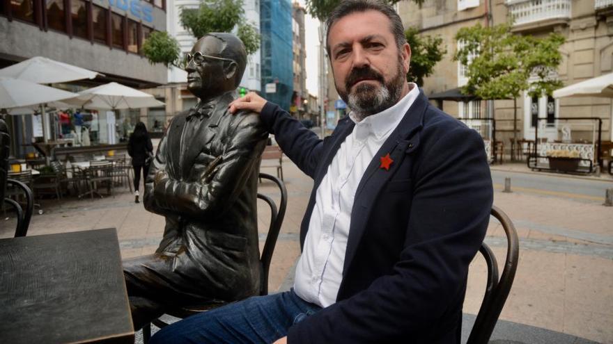 Luís Bará, coa estatua de Castelao en Pontevedra. // R.V.