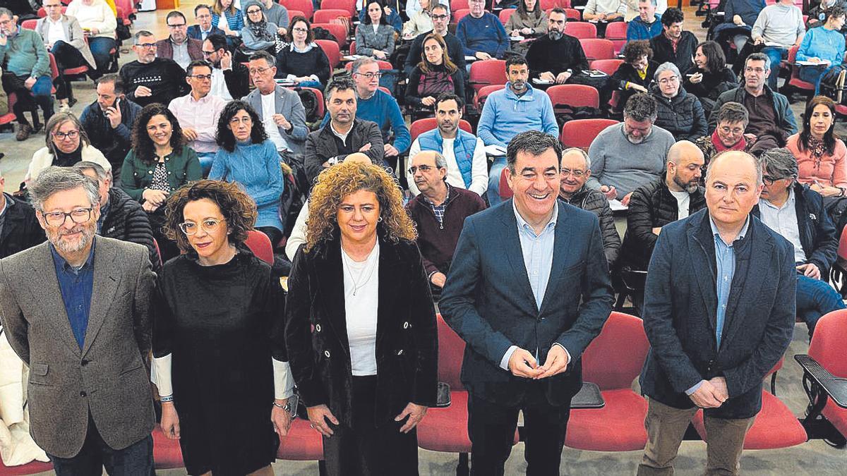 Calentando motores en FP. Galicia prosigue la hoja de ruta anunciada para completar la implantación de la nueva ley de FP en la comunidad «on el menor impacto posible», como apuntó ayer el conselleiro de Educación, Román Rodríguez, con el 2º curso y las modalidades dual y modular como protagonistas a partir de septiembre. Así se lo trasladó en Santiago a más de 150 directivos de centros que imparten ciclos en un encuentro para abordar la planificación del curso 2025/26. La nueva organización de la FP en Galicia incluye el refuerzo de los idiomas y permitir al alumnado hasta 700 horas de formación práctica, según informa la Xunta.
