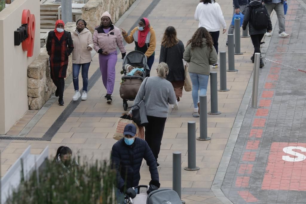 Largas retenciones en la autopista por fiebre comercial antes de las nuevas restricciones