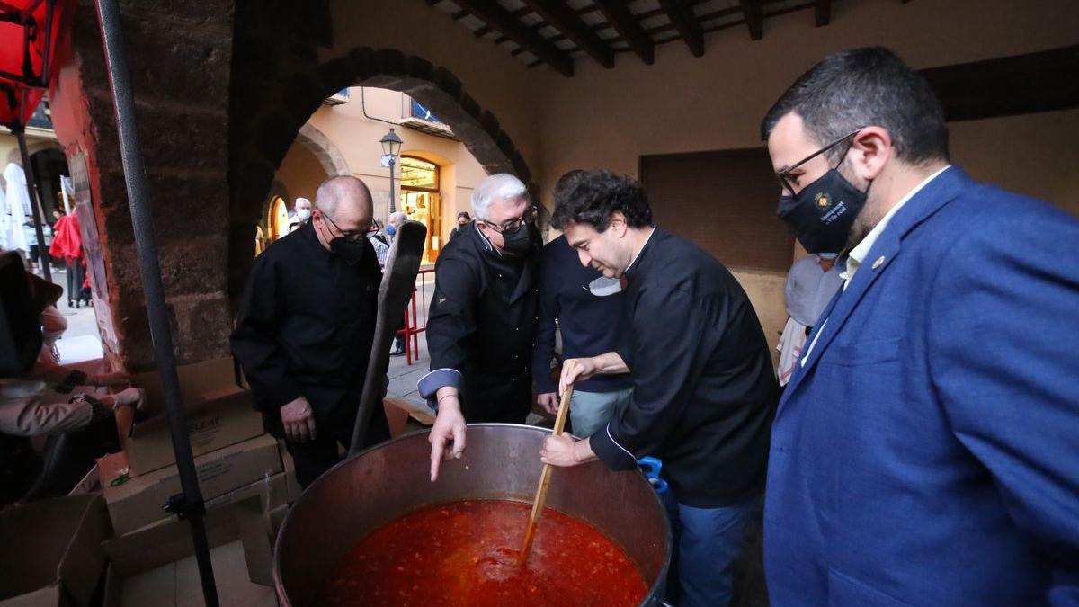 Pepe Rodríguez, ayudando a cocinar la olla de la Plana en la plaza de la Vila, en la edición de las jornadas gastronómicas de Vila-real del pasado año.