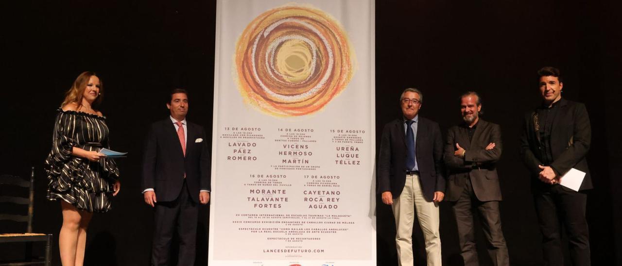 Los responsables instituciones y de la Feria Taurina, en la presentación de los carteles. | LA OPINIÓN