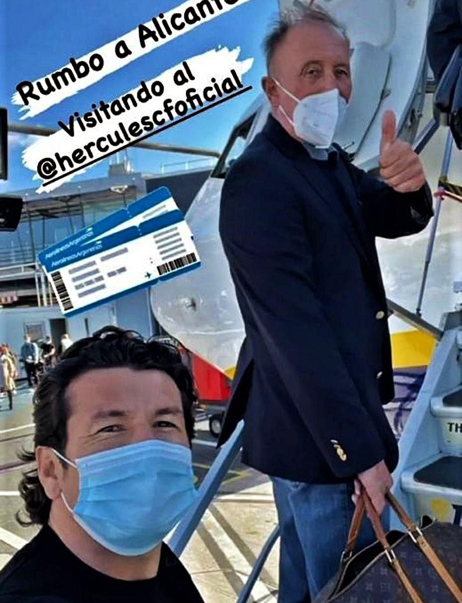 Nelson Valdez y su socio, Dieter Burdenski, antes de subir al avión. | 