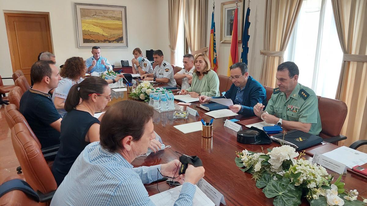 Un momento de la reunión de coordinación de Hogueras presidida por la subdelegada Araceli Poblador