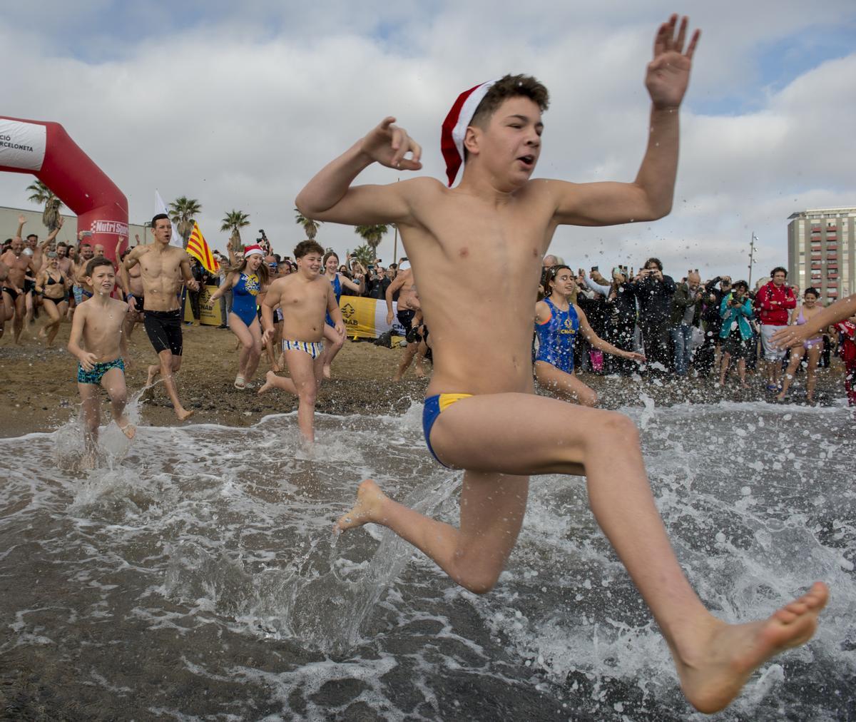 Primer baño del año en la playa de la Barceloneta