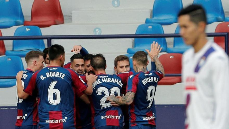 Los jugadores del Levante celebran un gol al Eibar.