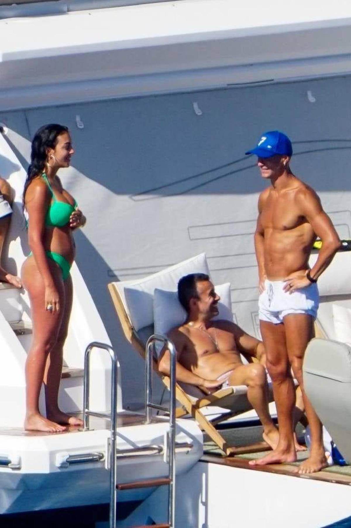 Con Cristiano Ronaldo y... Un bikini verde