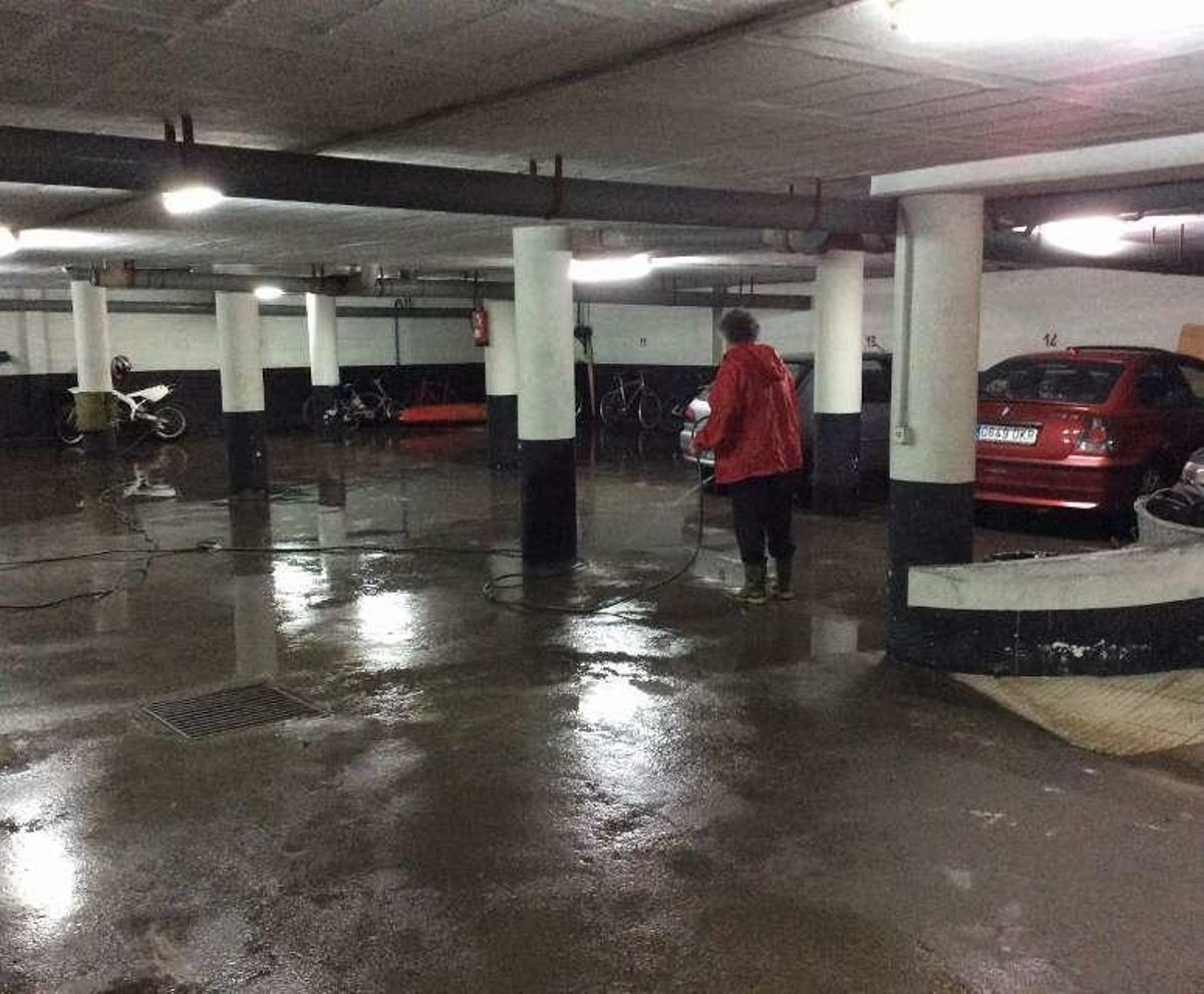 Una tromba de agua desborda el río Bispo de madrugada y pone en alerta al centro de Bueu