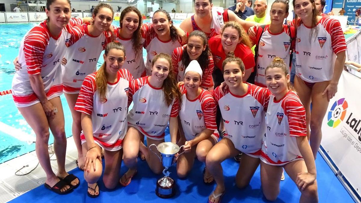 El equipo femenino de waterpolo del CN Terrassa con el trofeo de subcampeonas de la Copa de la Reina.