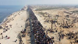 Desenes de milers de palestins inicien la tornada al nord de Gaza