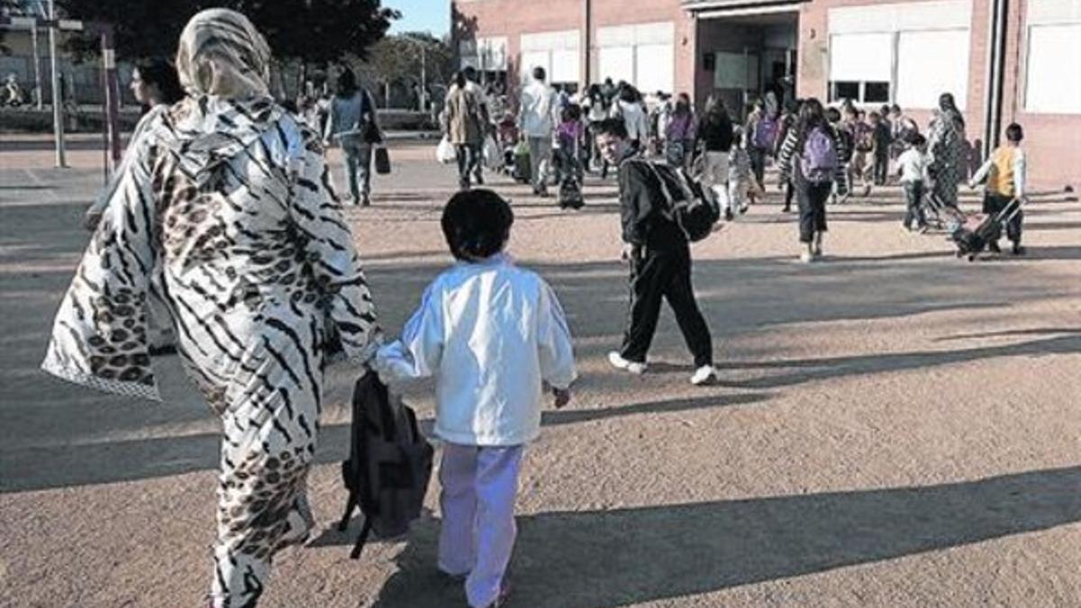 Mochilas en ristre 8 Vuelta al cole en el colegio El Pla de Salt, con un 80% de alumnado extranjero.