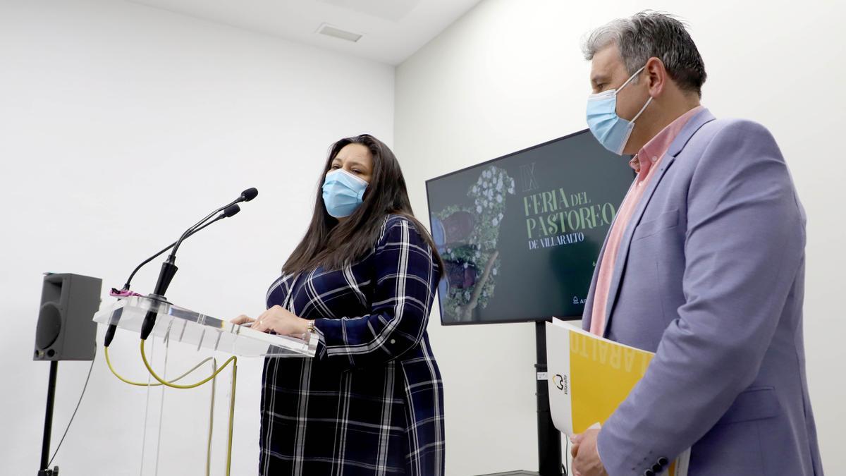 La presidenta del Iprodeco, Dolores Amo, y el alcalde de Villaralto, Ángel Moreno, durante la presentación este lunes de la feria.