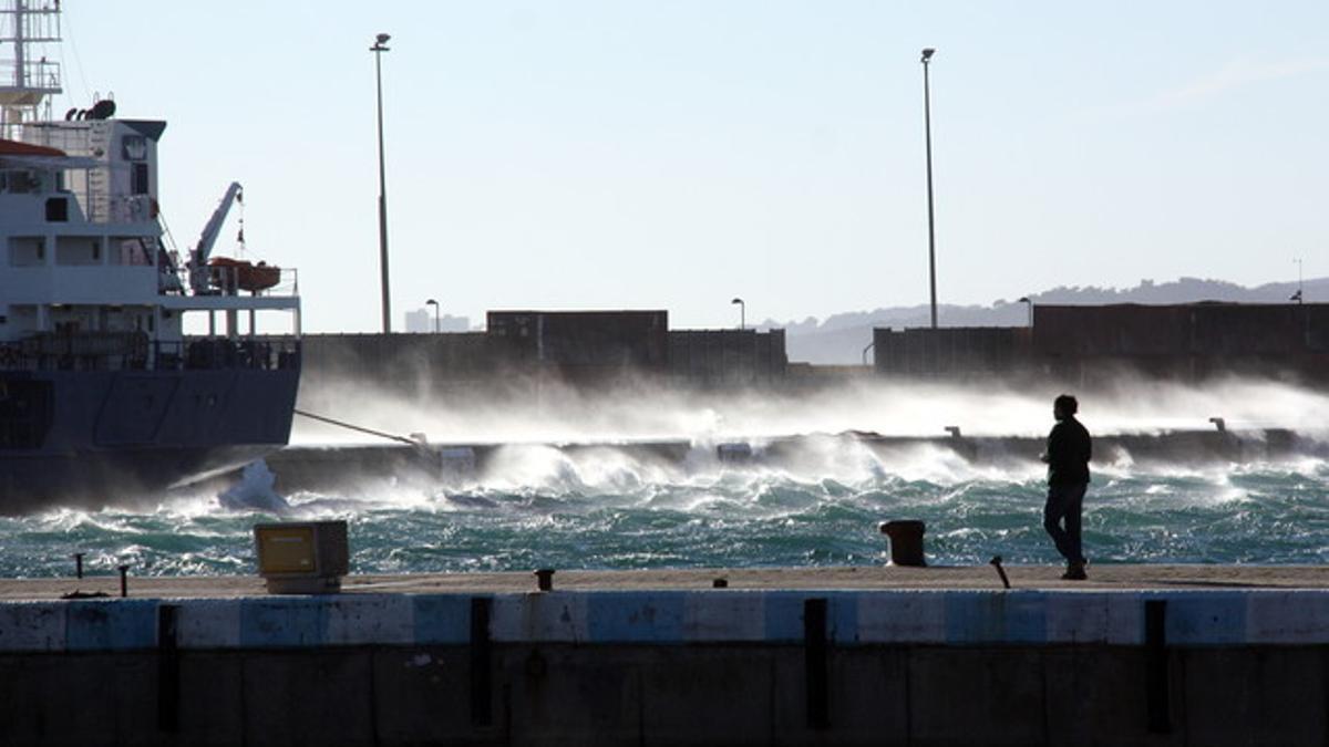 El agua golpeando el espigón de Palamós.