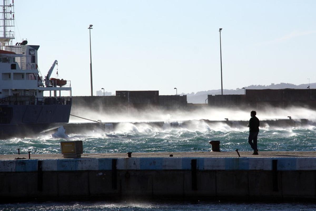 El vendaval ha mantingut els vaixells amarrats. El vent ha aixecat l’aigua del mar, que ha picat contra l’espigó de Palamós.