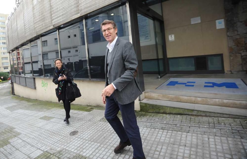 El hijo del presidente de la Xunta de Galicia, Alberto Núñez Feijóo, y su pareja, Eva Cárdenas, ha nacido este 15 de febrero en A Coruña. Alberto Núñez Feijóo a la salida de la clínica la Maternidad HM Belén de A Coruña.