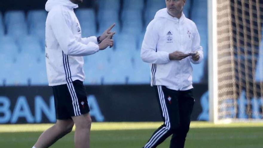 Generelo y Escribá, ayer, durante el entrenamiento del Celta en Balaídos. // José Lores